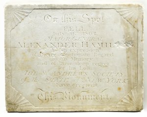 Plade for cenotafen, der markerer stedet, hvor Alexander Hamilton blev dødeligt såret under en duel med Aaron Burr, ca. 1805 (marmor) af American School