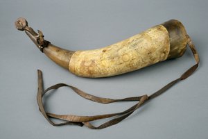 Pulverhorn med rem og prop, 1773 (horn, træ, læder og metal)