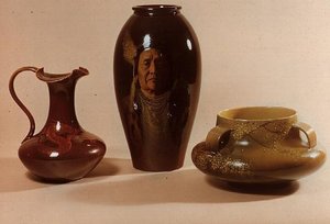 Vase med portræt af Chief Joseph af Nez Perce-stammen, signeret af W.P.Macdonald; æver med dragemotiv markeret med initialer af Albert R.Valentien; skål med japansk blomstermotiv (keramik) af American School
