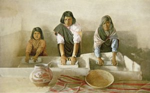 Kvinder maler majs, Pueblo of Laguna, ca. 1905 (farve litho) af American School