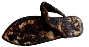 Tutankhamons sandal dekoreret med bundne fanger og sema-tawy symboler, 14. årh. f.Kr