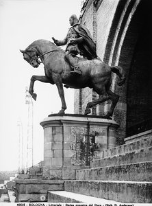 Ridestatue af Benito Mussolini; indtil fascismens fald stod denne statue i Littoriale (Stadio comunale) i Bologna (s/h foto) af Anderson Anderson