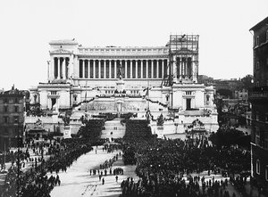 Fascistisk fejring til minde om den ukendte soldat ved Altare della Patria (fædrelandsalteret) i Rom, 04/11 1922 (s/h foto) af Anderson Anderson