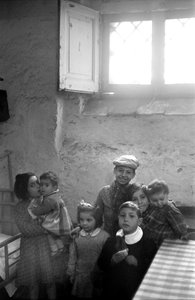 CROTONE - BØRN I ET KÆLDERHUS, af Ando Gilardi