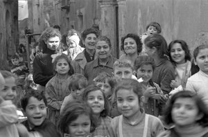 CROTONE - GRUPPEFOTO MED KVINDER OG BØRN af Ando Gilardi