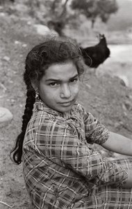 PIGEN MED HALSBÅND, Melissa af Ando Gilardi