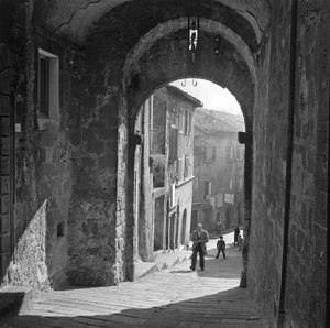 Udsigt over en gade i Abbadia San Salvatore, Siena, Toscana, Italien