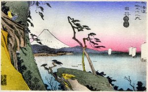 Geografi. Japan. Yui, udsigt over Fuji, snedækket, fra Satta-toge, med udsigt over Saruga Bay. (17. station). Træsnit af Hiroshige i: Treoghalvtreds stationer på Tokaido (1833-1834). Postkort, Japan, ca. 1900 (postkort)