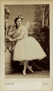 Portræt af balletdanseren Marfa Muravyeva 1838-1879 i balletten Diavolina..., 1863. af Andre Adolphe Eugene Disderi
