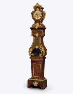 Et Regency ormolu-monteret kvartslående ur, ca. 1720 (ormolu, messingindlæg, tonet horn og kingwood)