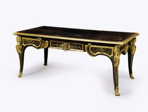 Louis XIV ormolu monteret brun skildpadde bureau plat, ca. 1710 (ormolu, messing indlæg, skildpadde skal og læder) (se også 360582)