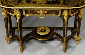 Et af et matchende par Louis XIV moleborde, ca. 1710 (ormolu monteret & Boulle messing indlagt skildpadde) (se også 469015 og 469016)