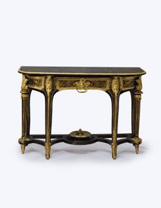 En af et par ormolu-monterede brune skildpadde-moleborde, c.1710 (ormolu, messingindlæg, skildpaddeskal og læder) (se også 360580)
