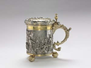 Tankard, slutningen af 1600-tallet (skåret og sømmet sølvark, repoussé & chased ornament, støbt håndtag og fødder, delvist forgyldt) af Andreas Brachfeldt