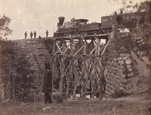 Bro på Orange og Alexandria Rail Road, som repareret af hærens ingeniører under oberst Herman Haupt, 1865 (albumin sølvtryk fra glasnegativ)