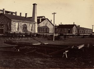 Tavle 17. Laramie Machine Shops, set fra sydvest, 1869 (foto) af Andrew Joseph Russell
