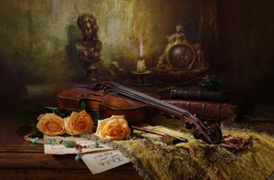 Antik violin og roser af Andrey Morozov