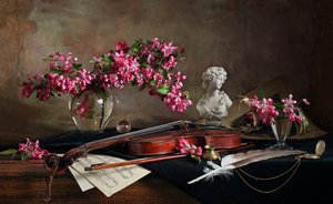 Stilleben med violin og blomster af Andrey Morozov