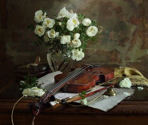 Hvide roser og violin af Andrey Morozov