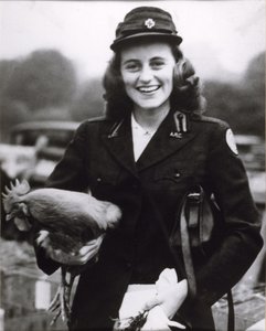 Kick Kennedy iført en amerikansk Røde Kors-uniform i London, ca. 1943 (s/h-foto)