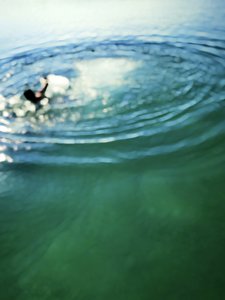 Surfer under vandet af Angelo Cerantola