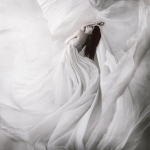 Æterisk hvid, flydende ynde af Anja Matko