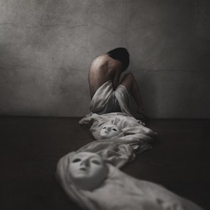 Masker for tabt identitet af Anja Matko