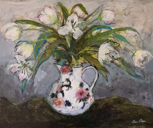 Hvide tulipaner i en jernstenskande, 2019 (akryl) af Ann Oram