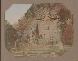Tre mænd ved et Buddha-relief i Hakone, Japan af Anonymous