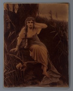 Fotoreproduktion af et maleri af en ung kvinde med en ugle efter Cuno von Bodenhausen af Anonymous