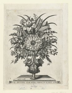 Grotesk vase med blomster, herunder en solsikke Vaser med blomster (serietitel) af Anonymous