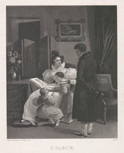 Interiør med en familie, der ser et billedalbum L