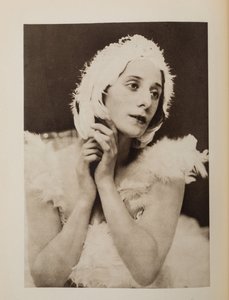 Anna Pavlova (Pavlovna) (1881-1931) i balletten Den døende svane af Camille Saint-Saens, Anonym. Chromolithography, , Privat Samling af Anonymous Anonymous