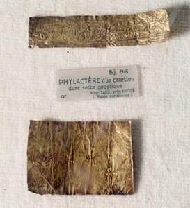 Kristne antikviteter: guld phylactere (stykke pergament) af en kristen fra en gnostisk sekt. Fra Kerch, stedet for Kop-Takil (det gamle Grækenland i Ukraine). Louvre-museet, Paris af Anonymous Anonymous