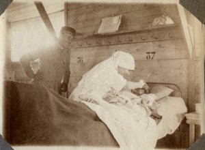 Første Verdenskrig 1914-1918: Sygeplejerske i bluse barberer en soldat (franske krigsskader ligger i en seng) i Couville, Manche, Basse-Normandiet (Basse-Normandiet), Frankrig. Anonymt fotografi juli 1917. Privatsamling, Stella. af Anonymous Anonymous