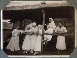 Første Verdenskrig 1914-1918: sygeplejersker og læger i bluse i Couville, Manche, Basse-Normandie (Basse Normandiet), Frankrig. Anonymt fotografi juli 1917. Privat samling, Stella. af Anonymous Anonymous