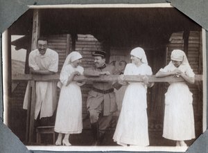 Første Verdenskrig 1914-1918: Sygeplejersker i en sjov bluse med soldater og en læge i Couville, Manche, Nedre Normandiet (Nedre Normandiet), Frankrig. Anonymt fotografi juli 1917. Privat samling, Stella. af Anonymous Anonymous