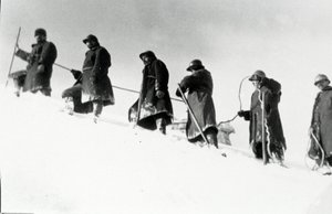 Første Verdenskrig: Italienske alpine jægere (alpino eller alpini) under en opstigning af Anonymous Anonymous