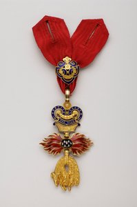 Det gyldne skindorden: Østrigsk guldskind - Formindsket emblem - 1850-1900 - Guld og emaljer - H: 7,6 cm; B: 4,5 cm; Vægt: 42 g - Privat samling af Anonymous Anonymous