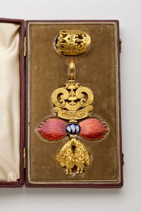 Ordenen af det gyldne skind: Spansk guldskind - emblem tilhørende Arthur Wellesley (1769-1852) - Oavers - Fremstillet af Hamlet (London) - Debut af det 19. århundrede - Guld og emaljer - H: 7,8 cm; B: 5,6 cm; Vægt: 38 g - Originalt etui i bordeaux mar af Anonymous Anonymous