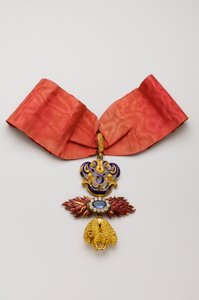 Ordenen af det gyldne skind: Spansk guldskind - Insignier tilhørende Jean Charles de Saldanha Oliveira e Daun (1790-1876) - Midten af det 19. århundrede - Guld, diamanter, safir og emaljer - H 10,6 cm; b 7,6 cm; vægt: 96 g - Privat samling af Anonymous Anonymous