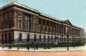Paris: udvendig udsigt over Colonnade du Louvre bygget af Claude Perrault (1613-1688). Fotografi af 1920 i "" Kunstnerisk Album"" af byen Paris. Privat samling. af Anonymous Anonymous