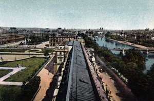 Paris: panorama mod Louvre. La Seine og Cathedrale Notre Dame (Notre-Dame), til højre. Fotografi af 1920 i "" Kunstnerisk Album"" af byen Paris. Privat samling. af Anonymous Anonymous