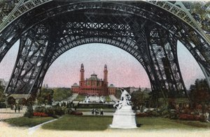 Paris: Palais du Trocadero set under Eiffeltårnet. Fotografi af 1920 i "" Kunstnerisk Album"" af byen Paris. Privat samling. af Anonymous Anonymous