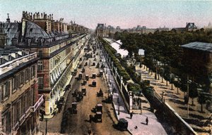 Paris: udsigt over trafikken på rue de Rivoli, mod Louvre. Fotografi af 1920 i "" Kunstnerisk Album"" af byen Paris. Privat samling. af Anonymous Anonymous