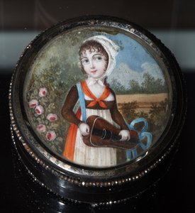 ""Portræt af en ung pige med en gurdy-gurdy"" (Portrait of a Girl With Hurdy Gurdy) Anonym akvarel ca. 1800 Privat samling af Anonymous Anonymous