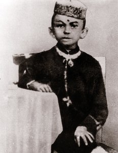 Portræt af den politiske leder Mohandas Karamchand Gandhi (1869-1948) barn - Fotografering omkring 1875 af Anonymous Anonymous