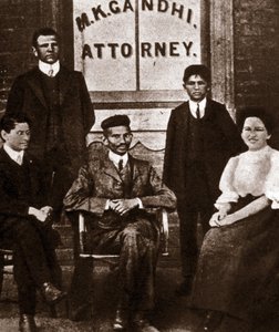 Portræt af den politiske leder Mohandas Karamchand Gandhi (1869-1948) advokat i Durban, Sydafrika. Fotografi 1893 af Anonymous Anonymous