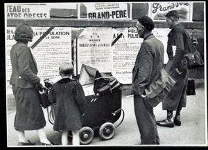 Anden Verdenskrig (1939-1945): Forbipasserende læste mobiliseringsplakaterne i september 1939 af Anonymous Anonymous