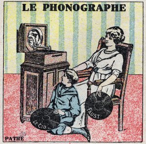 Lydenergi: fonografen. En mor og hendes søn lytter til en plade på en Pathe-fonograf. Anonym illustration fra 1925. Privat samling. af Anonymous Anonymous